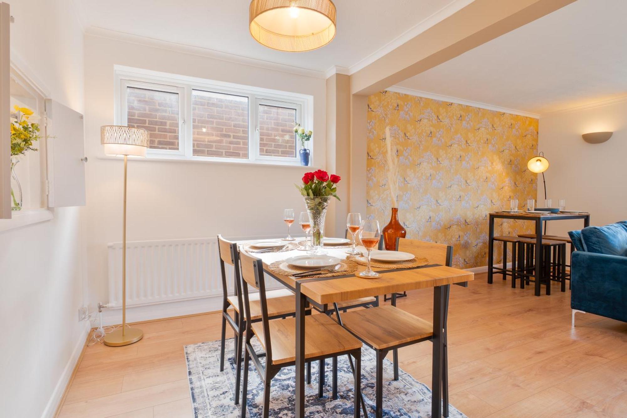 Stylish 4 Bedroom Spacious Retreat With Parking - Sleeps 10 - Families & Contractors Canterbury Exterior foto